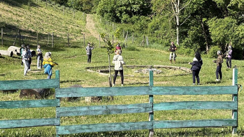 Un gruppo nel prato segue un esercizio guidato