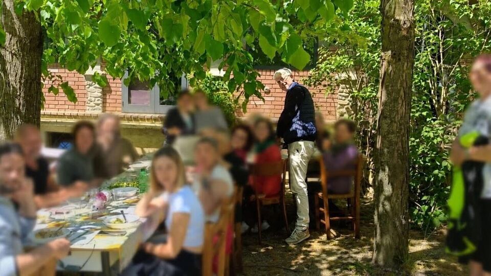 Una tavola condivisa all'aperto, durante un ritiro