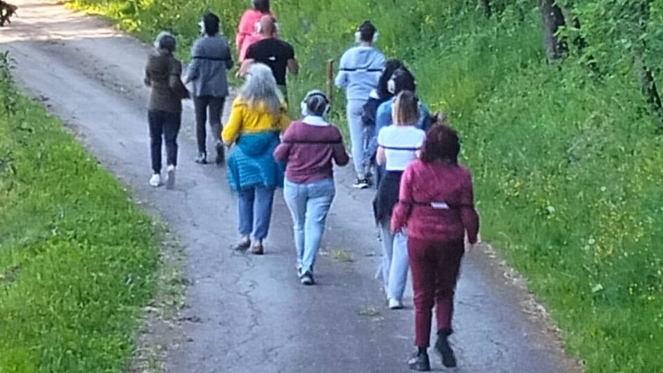 Un gruppo che cammina insieme lungo la strada